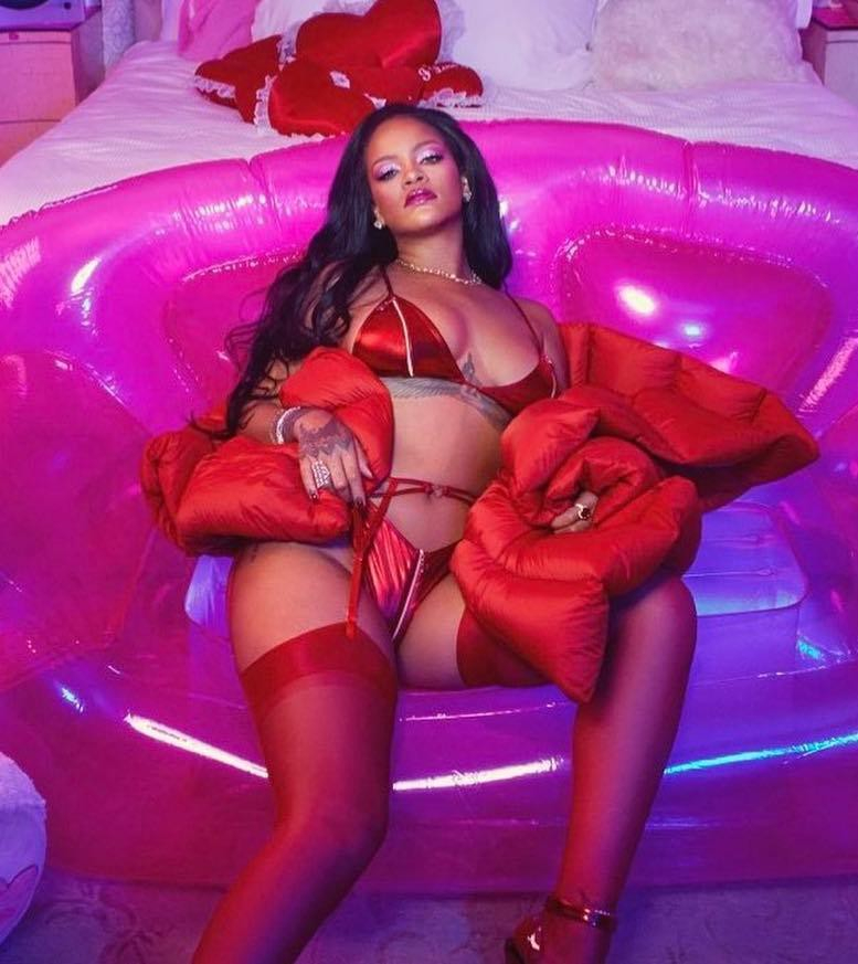 Rihanna kırmızı iç çamaşırıyla