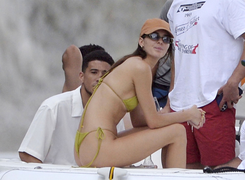 Kendall Jenner yeşil bikiniyle Ponza'da