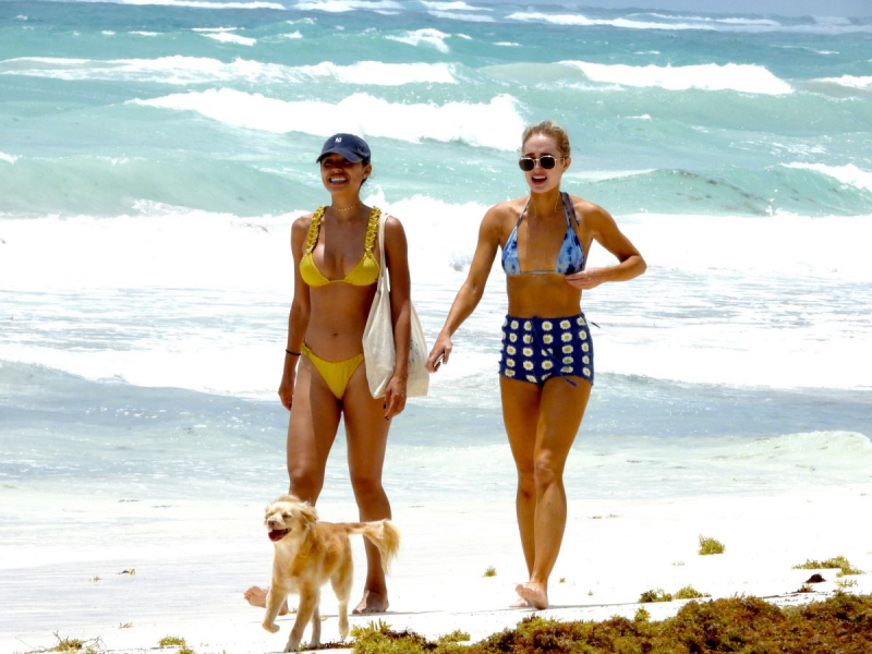 Kelsey Merritt bikini ile Meksika'da