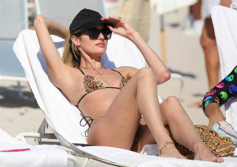 Candice Swanepoel bikiniyle Miami plajında