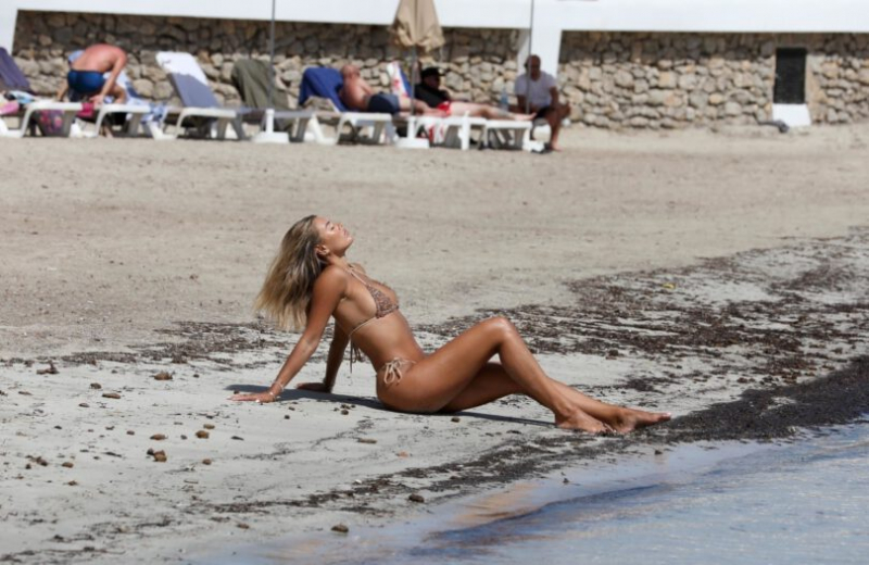 Arabella Chi bikiniyle Formentera'da