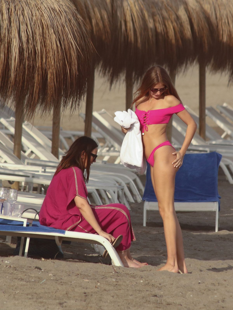 Millie Mackintosh tanga bikiniyle plajda
