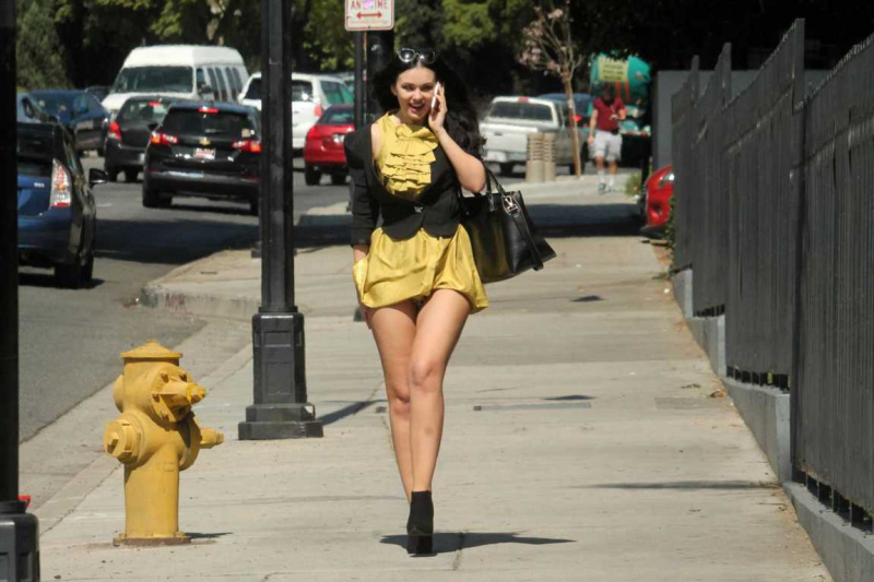 Natasha Blasick sarı mini elbise ile Hollywood'da