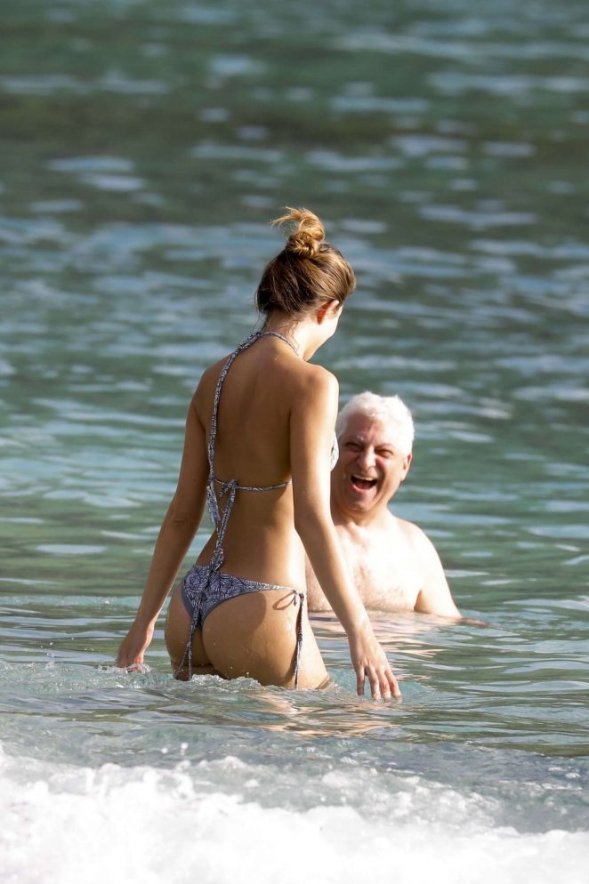 Daniela Lopez Osorio bikini ile plajda