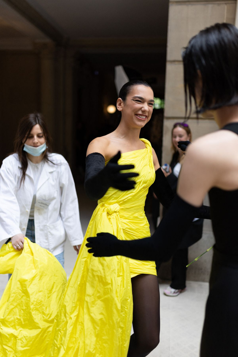 Dua Lipa sarı elbiseyle Paris'te