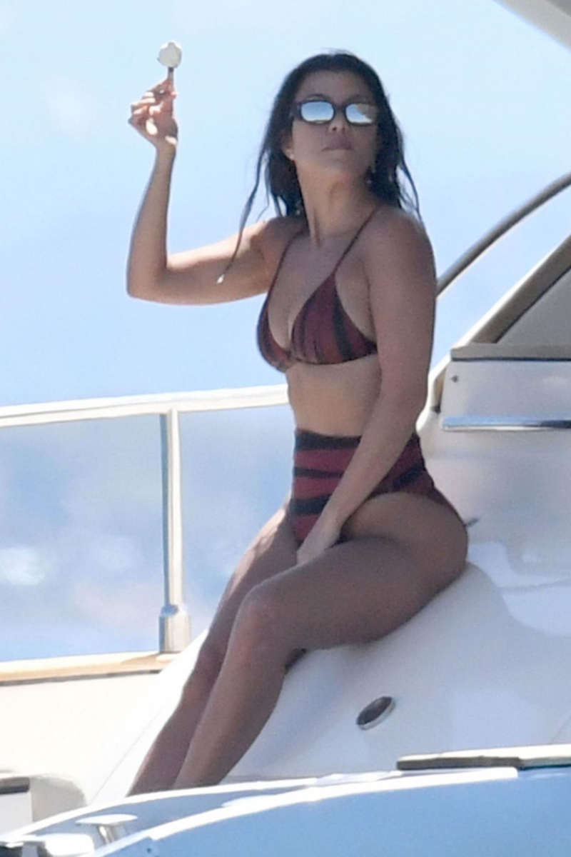 Kourtney Kardashian bikini ile Sardinia'da