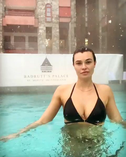 Samantha Hoopes siyah tanga bikiniyle havuzda