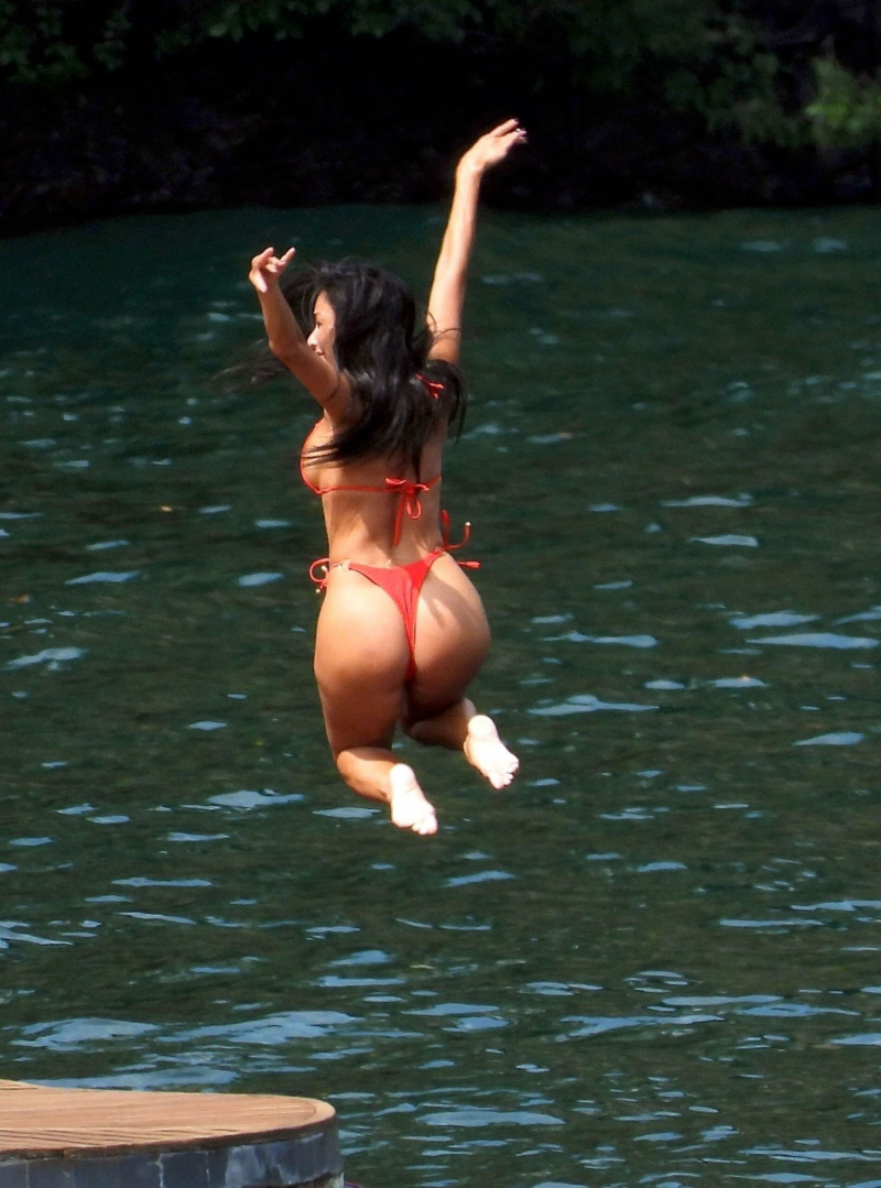 Nicole Scherzinger kırmızı bikini ile İtalya'da