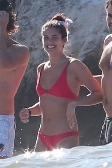 Sara Sampaio kırmızı bikinisiyle Tulum plajında