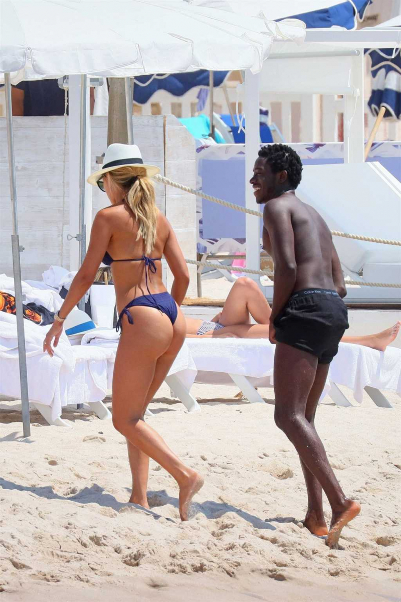 Montana Brown bikini ile Cannes'da plajda