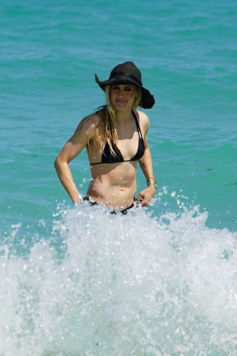 Eugenie Bouchard siyah bikiniyle Miami plajında