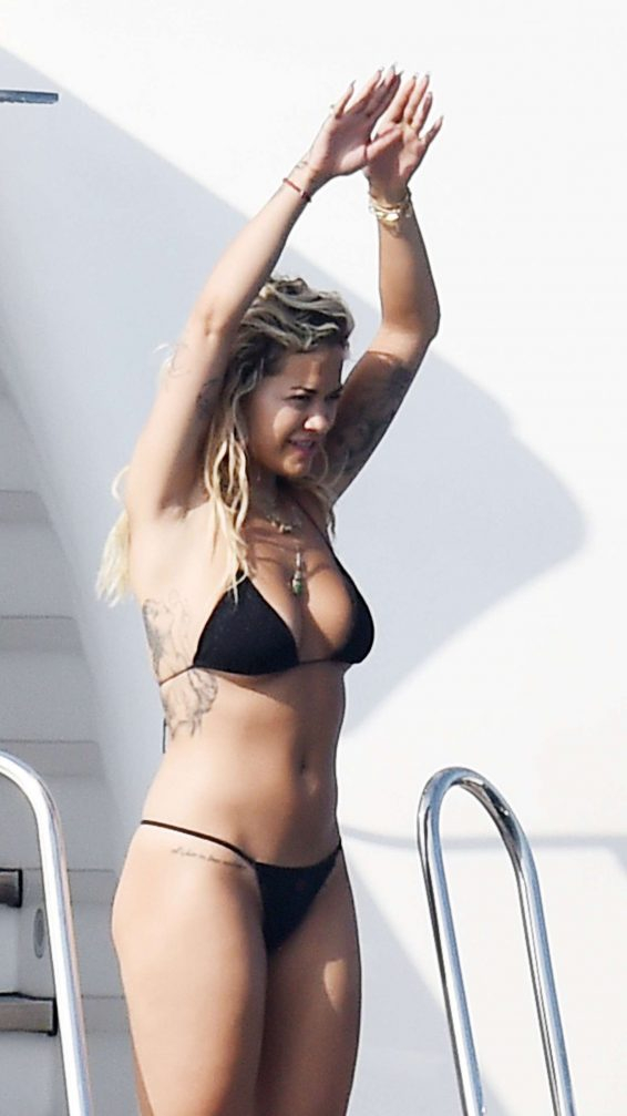 Rita Ora siyah tanga bikini ile Porto Cervo'da