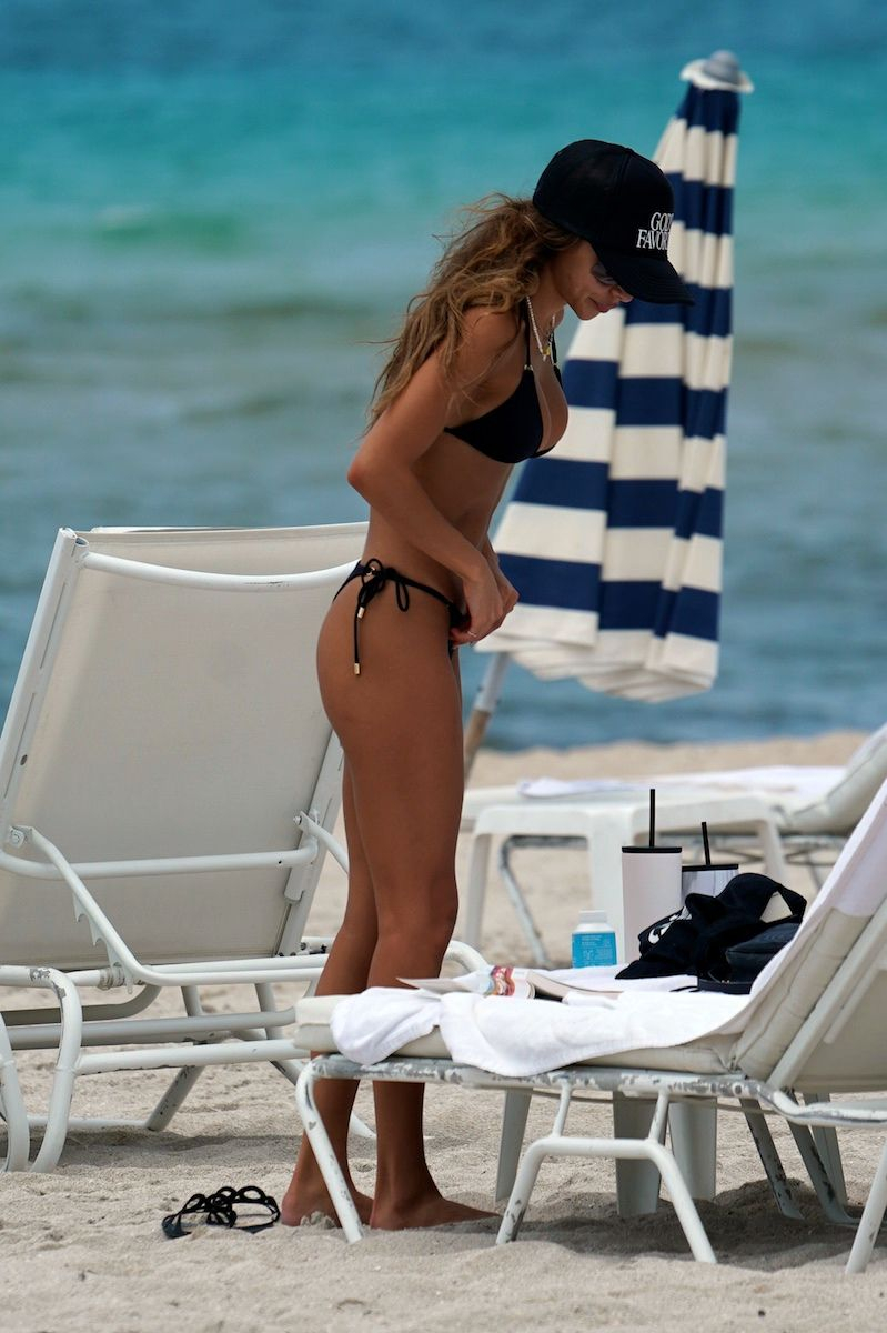 Chantel Jeffries siyah tanga bikiniyle Miami plajında
