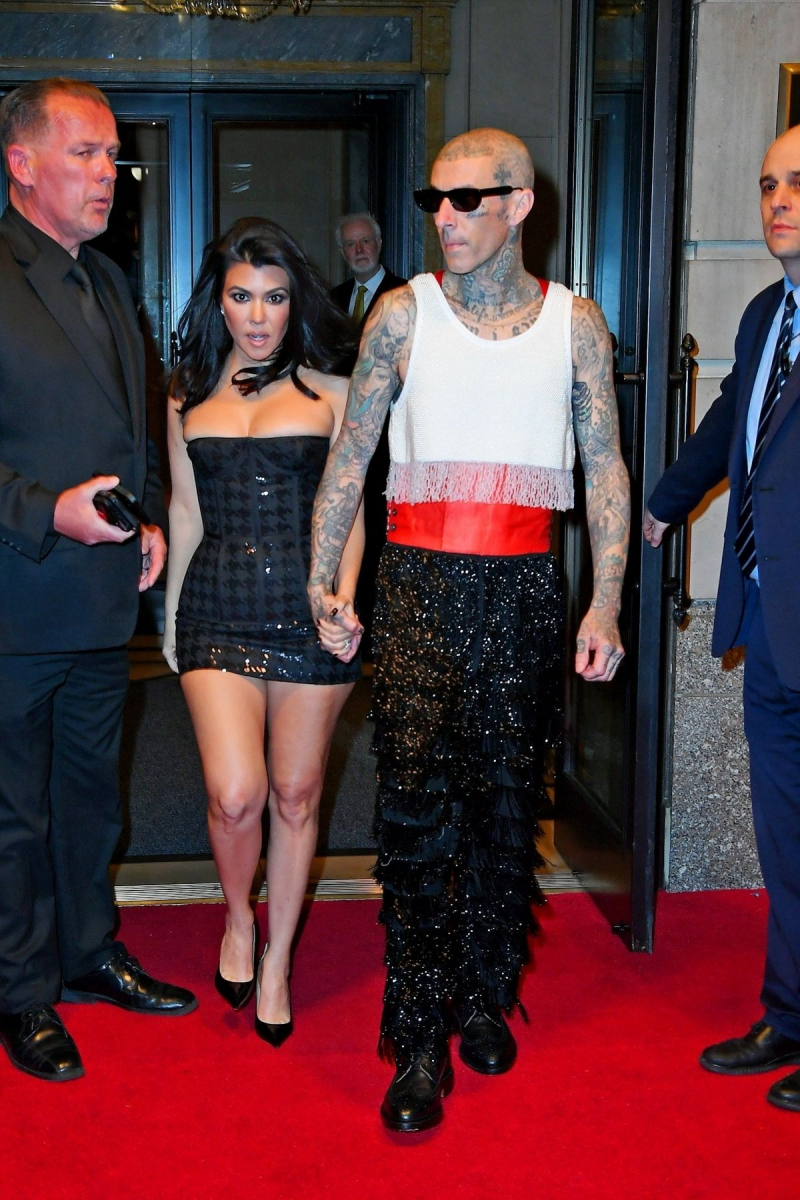 Kourtney Kardashian mini elbiseyle Met Gala etkinliğinde