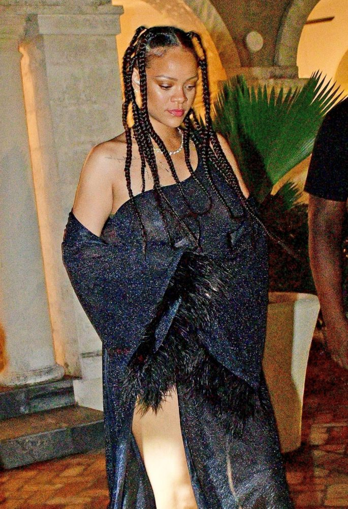 Rihanna siyah elbiseyle Barbados'ta