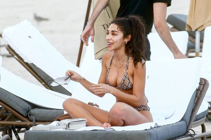 Chantel Jeffries mini bikini ile plajda