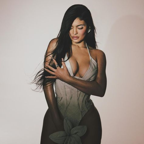 Kylie Jenner Tmrw Magazin çekimlerinde