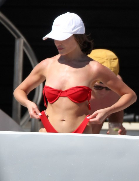 Olivia Culpo kırmızı bikiniyle Cabo San Lucas'da yatta