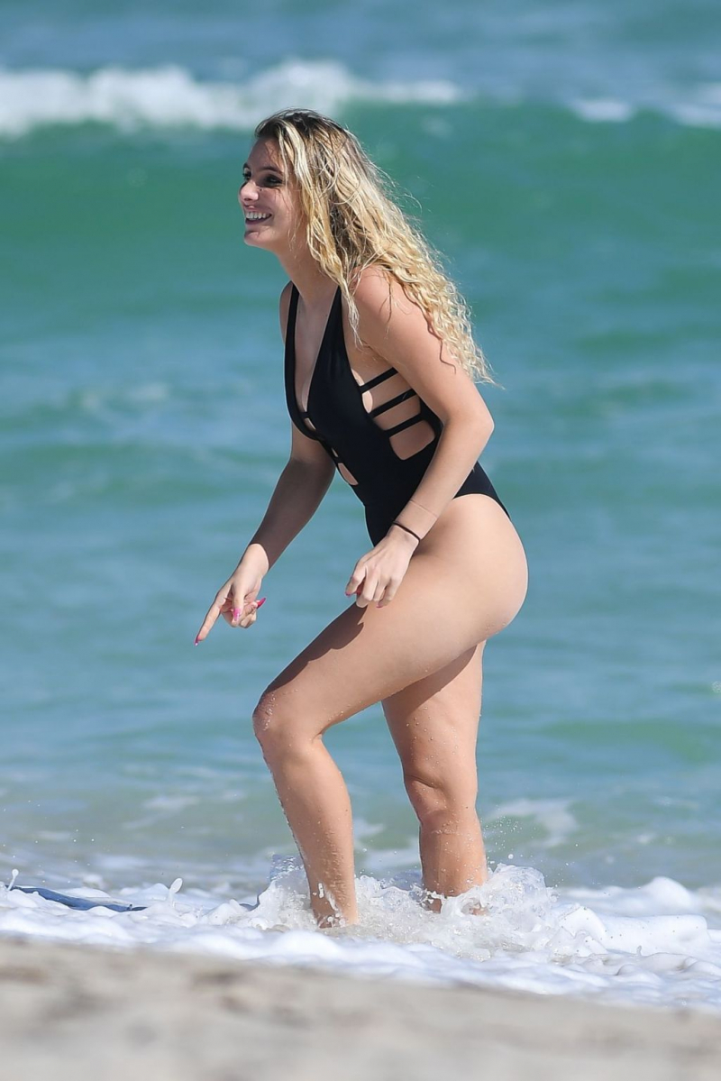 Lele Pons siyah mayo ile Miami plajında