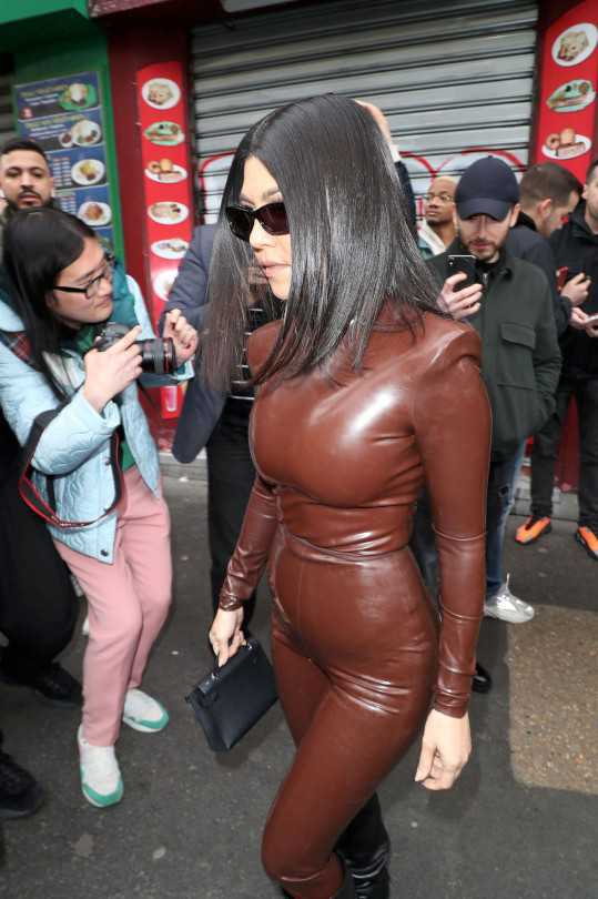 Kourtney Kardashian bordo latex taytla Paris'te