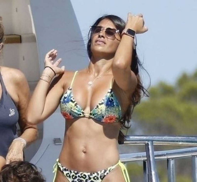 Antonella Roccuzzo bikini ile Ibiza'da