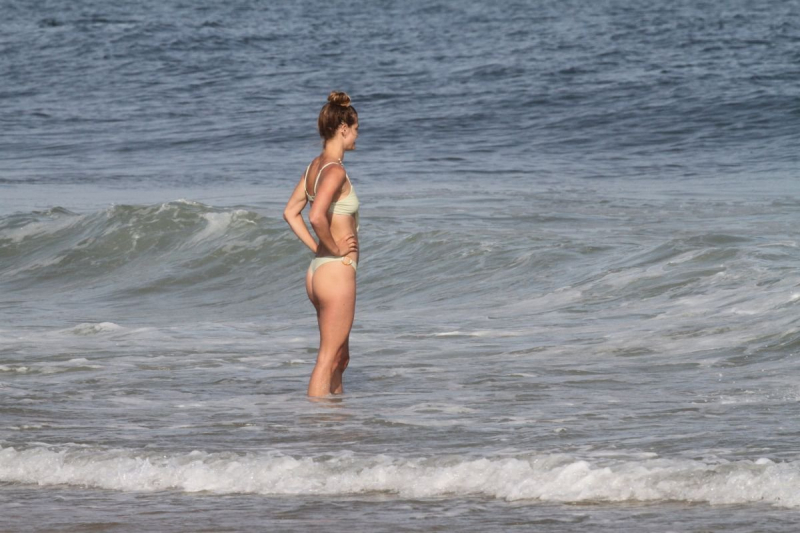 Nina Agdal bikiniyle Hamptons plajında