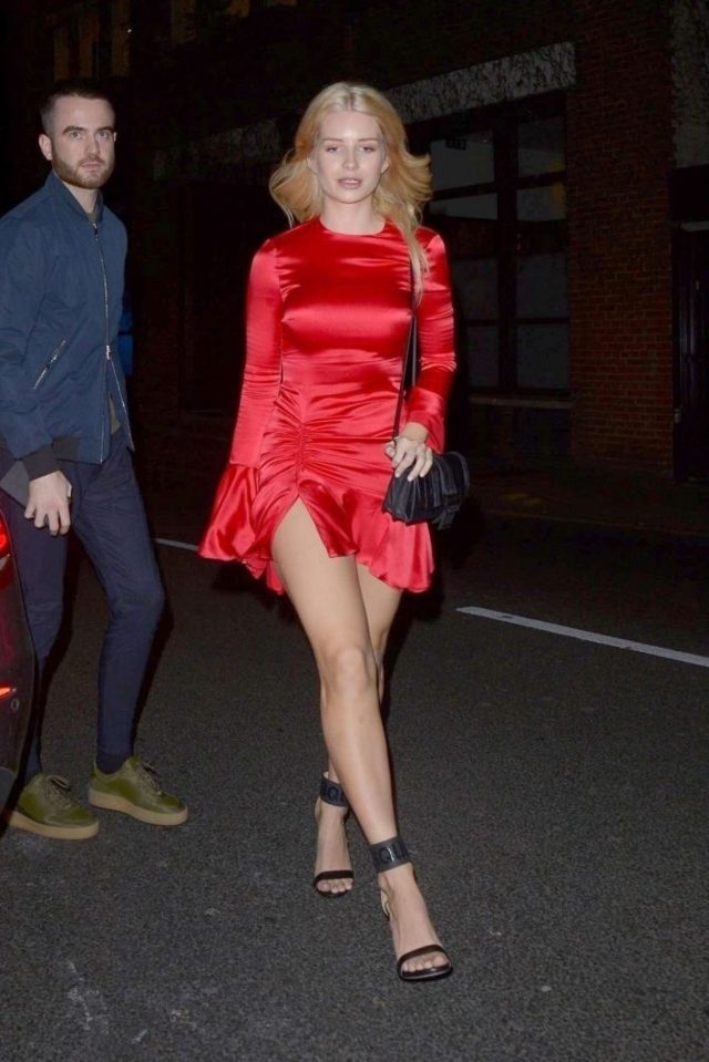 Lottie Moss saten kırmızı elbiseyle