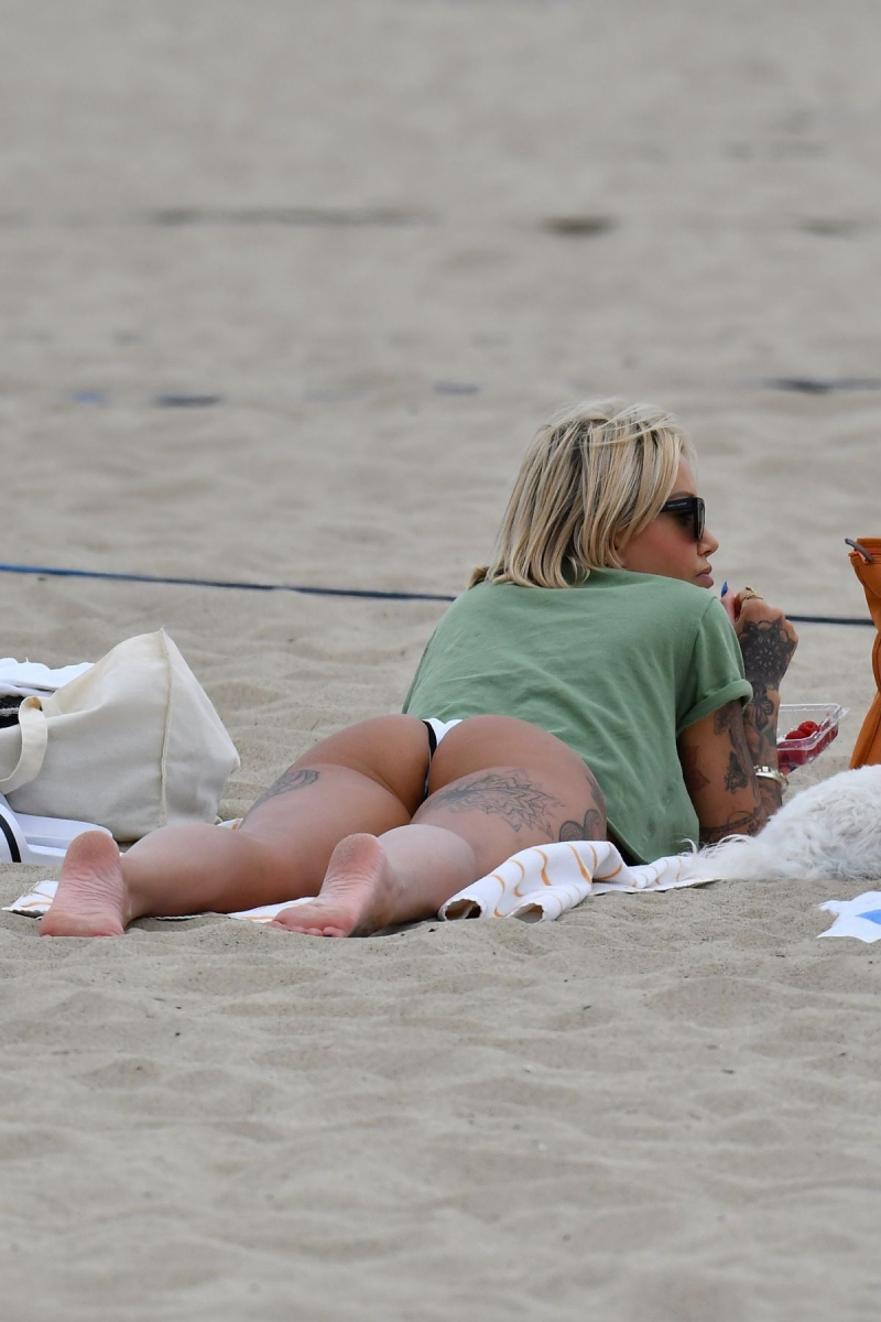 Tina Louise tanga bikini ile Santa Monica'da