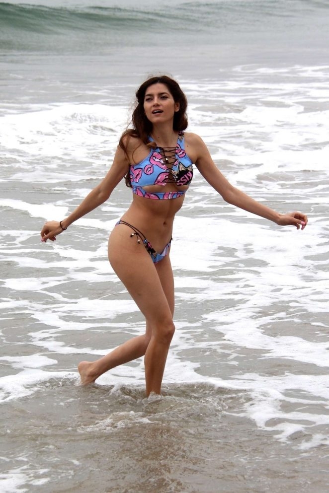 Blanca Blanco tanga bikiniyle deniz kenarında