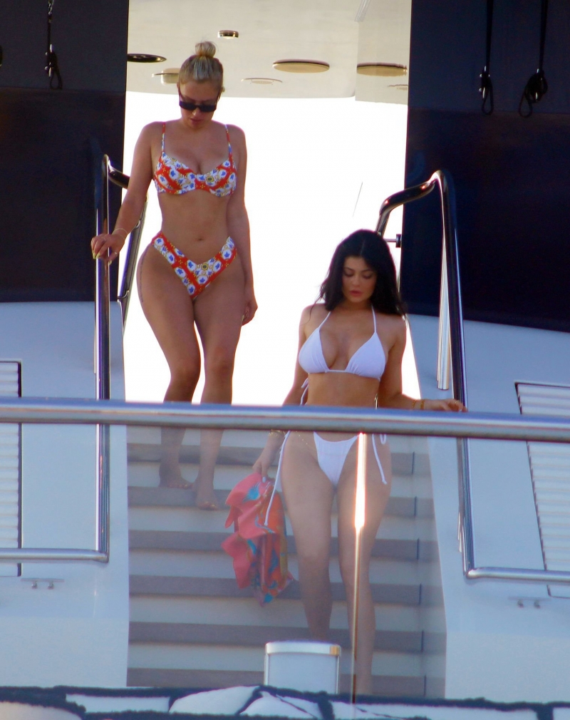 Kylie Jenner tanga bikini ile Ibiza'da