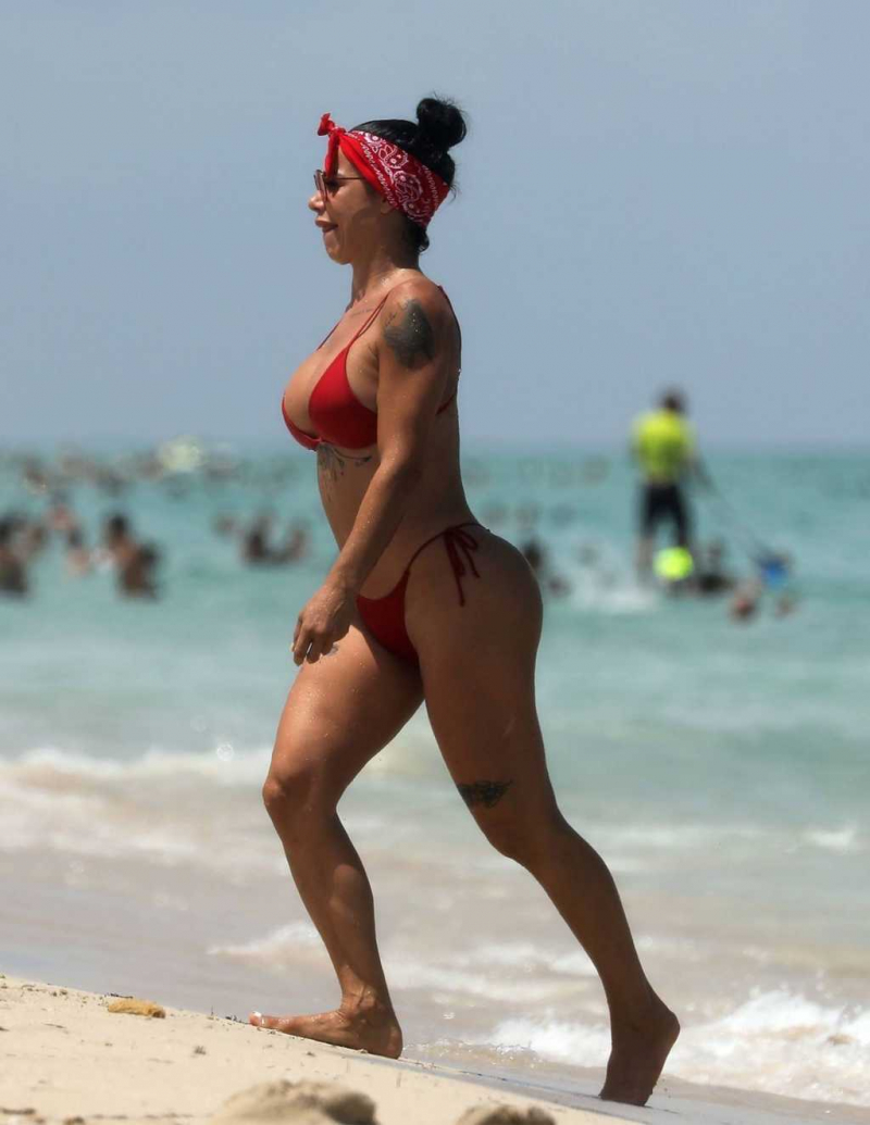 Lis Vega kırmızı bikini ile Miami'de