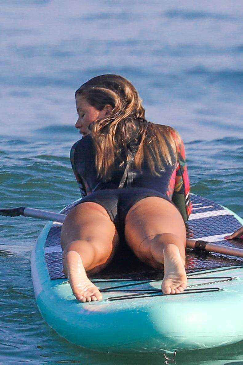 Sofia Richie paddleboard ile Malibu'da