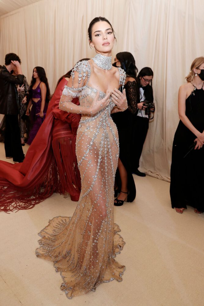 Kendall Jenner şeffaf elbiseyle Met Gala'da