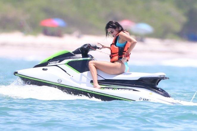Kendall Jenner bikiniyle jet skide