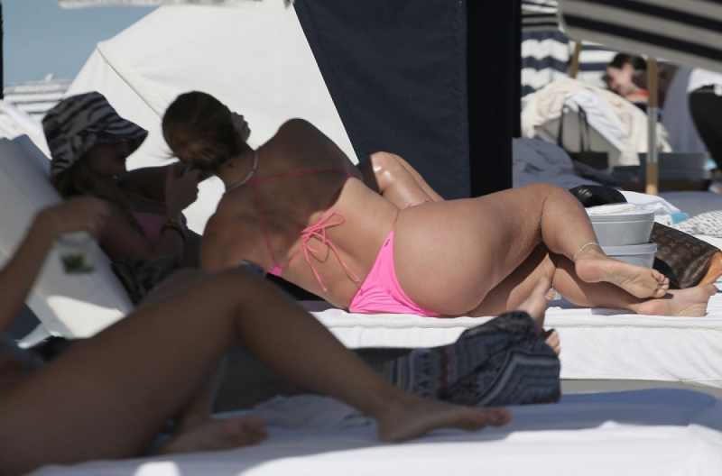 Larsa Pippen pembe bikiniyle Miami plajında