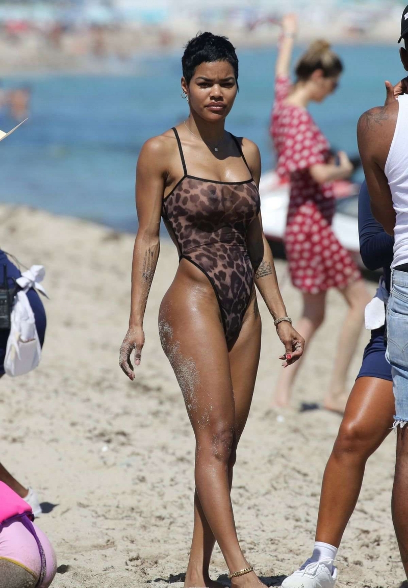 Teyana Taylor tanga bikiniyle plajda