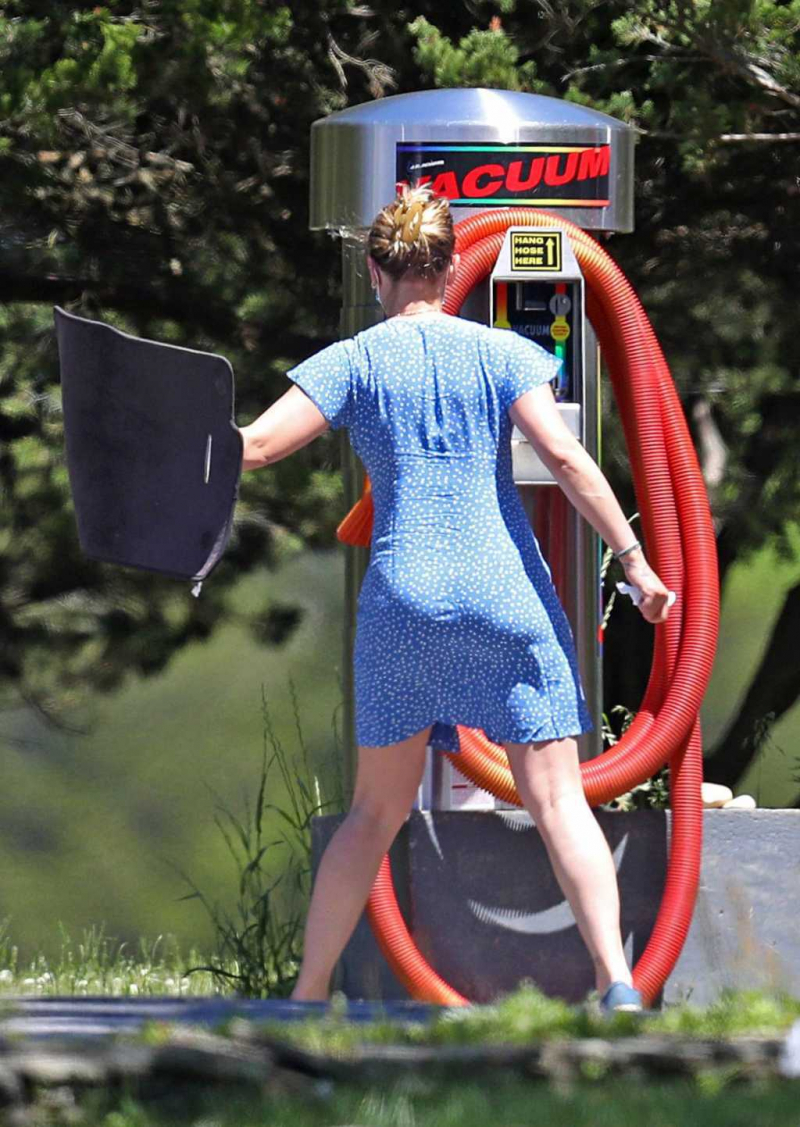 Scarlett Johansson mavi elbiseyle Hamptons'da