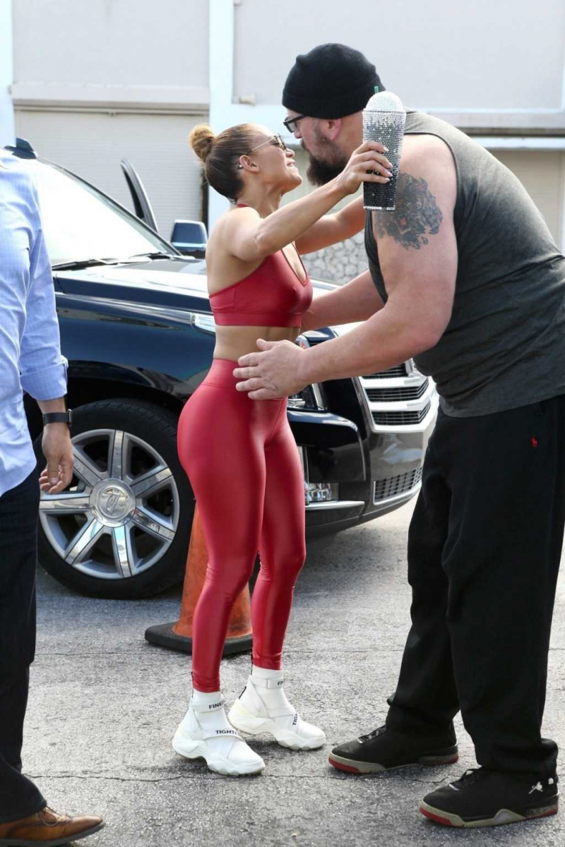 Jennifer Lopez kırmızı taytla Miami'de