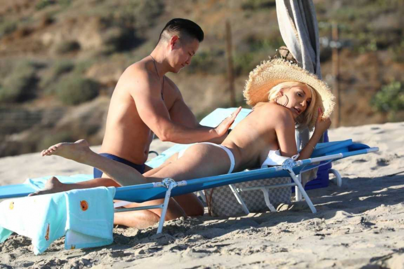 Courtney Stodden beyaz bikini ile Malibu plajında 23/01/2021