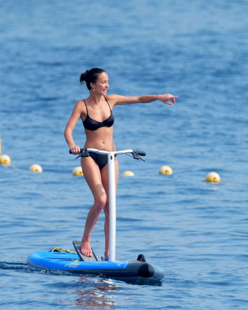 Chloe Bartoli bikini ile St Tropez plajında