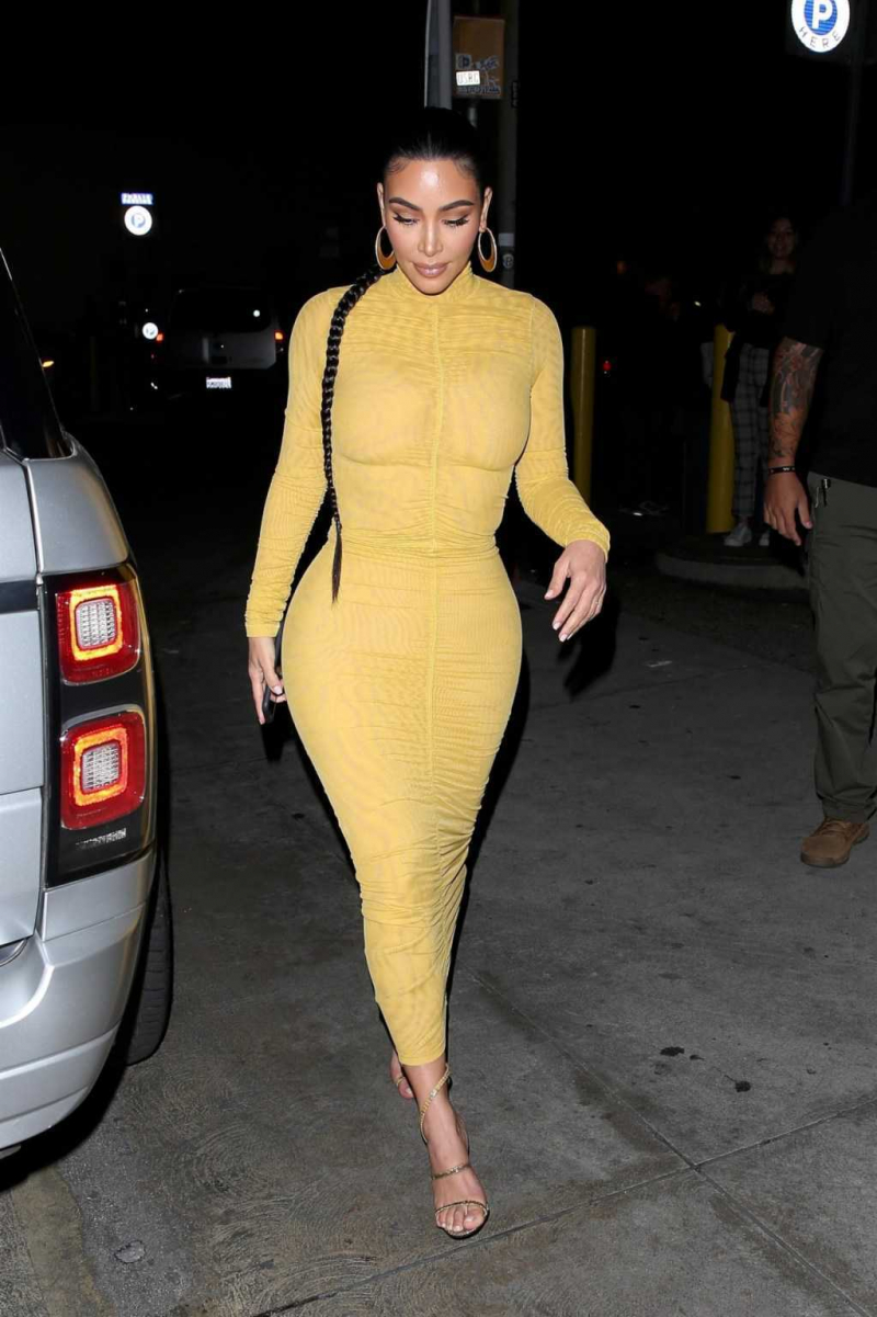 Kim Kardashian sarı elbiseyle Carousel Restaurant'ta