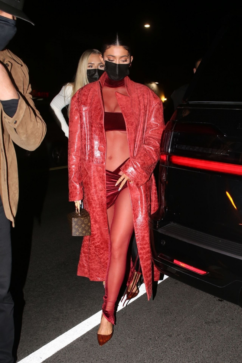 Kylie Jenner kırmızı mini kostümle Batı Hollywood'da