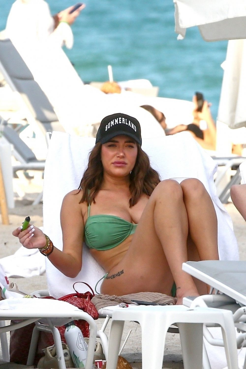 Anastasia Karanikolaou yeşil bikiniyle Miami plajında