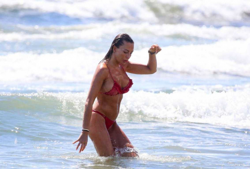 Alessia Tedeschi kırmızı bikiniyle İtalya'da
