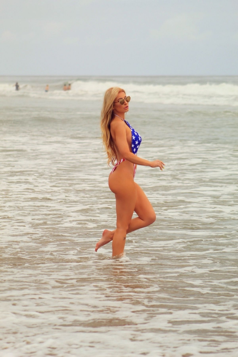 Ana Braga bikini ile Malibu'da