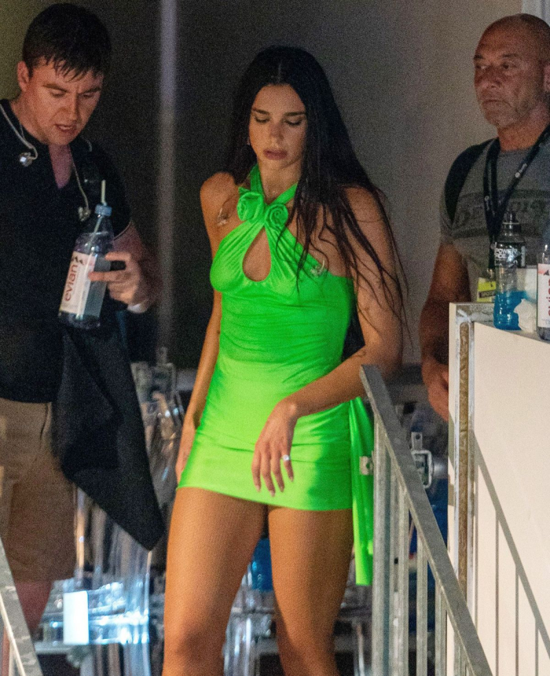Dua Lipa yeşil mini elbiseyle Cannes'da