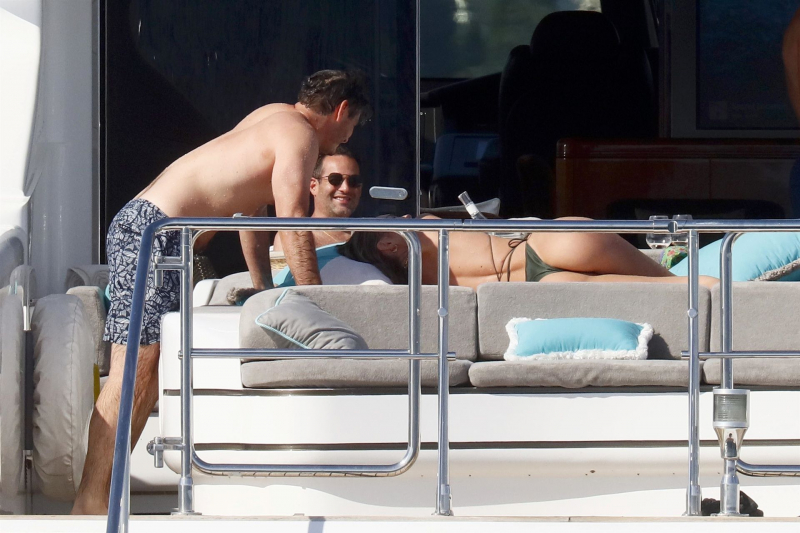 Candice Swanepoel tanga bikini ile French Riviera'da yatta