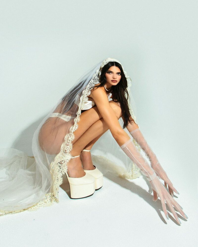 Kendall Jenner iç çamaşırıyla fotoğraf çekimlerinde