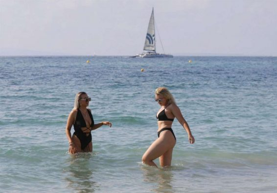 Tallia Storm siyah bikini ile denizde