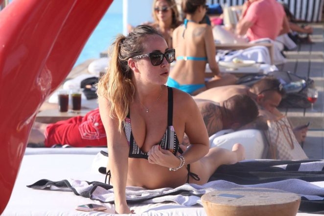 Lauryn Goodman bikini ile plajda